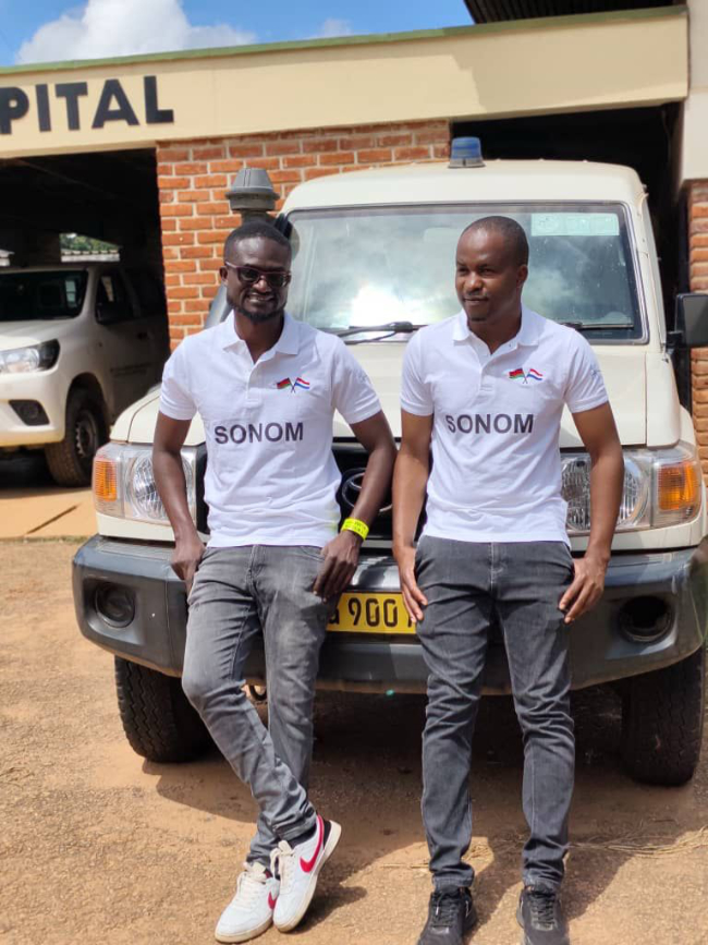 Geoffrey en Francis tonen hun SONOM t-shirts.